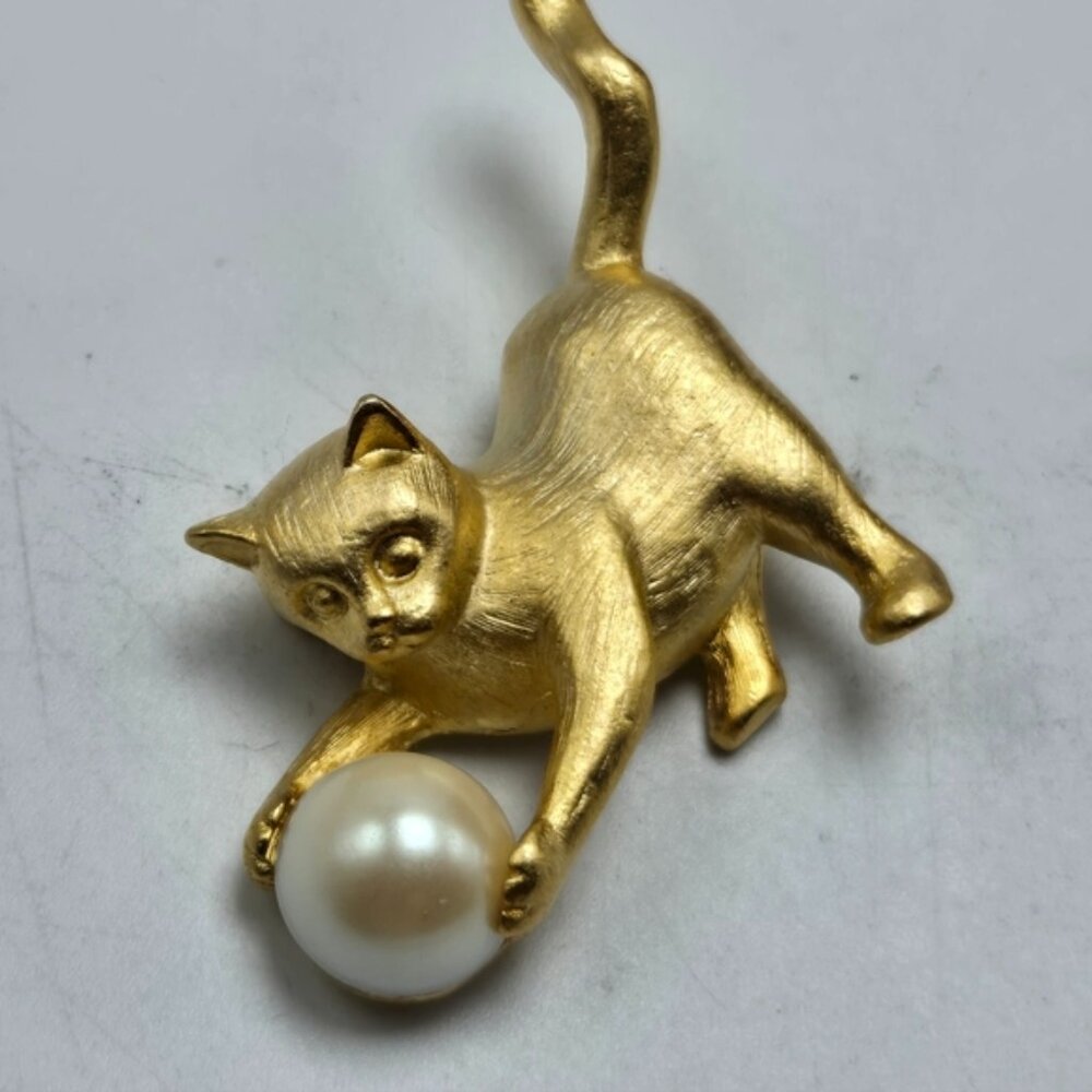 90's Cat Faux Pearl Ball Lapel Pin Cat Jewelry Gold Tone Pinback Brooch Costume
